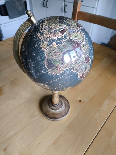 Kleiner globus mit holzfuß - kleiner,
